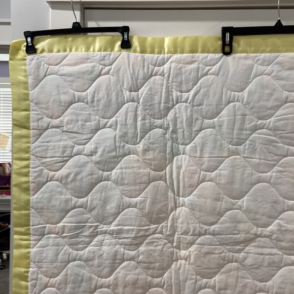 Vintage Baby Blanket Bears playing dress up 💕
Shows light wear from age & play - Picture 14 of 16